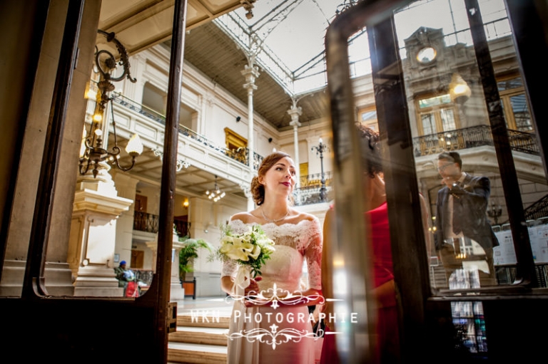 Photographe de mariage à la mairie du 18ème de Paris