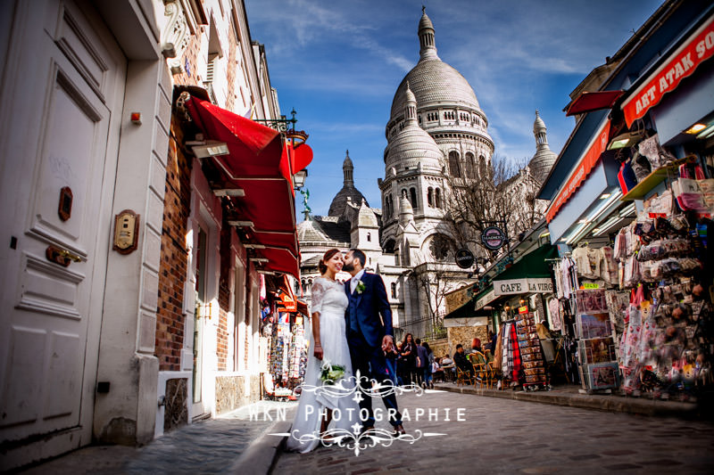 Photos de couple à Montmartre au pied du Sacre Coeur