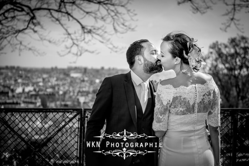 Photos de couple à Montmartre au pied du Sacre Coeur