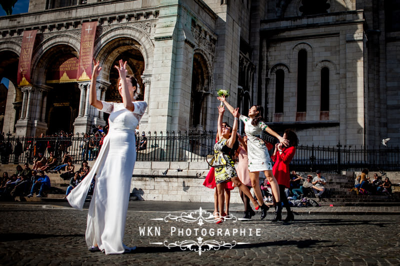 Photos de couple à Montmartre au pied du Sacre Coeur