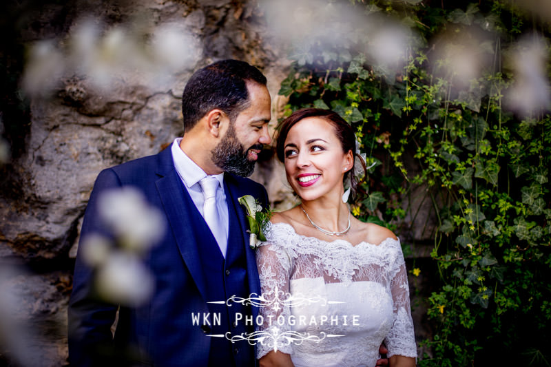 Photos de couple à Montmartre au pied du Sacre Coeur