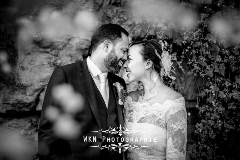 Photos de couple à Montmartre au pied du Sacre Coeur