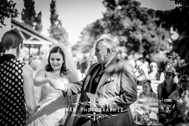 Photographe de mariage pour une cérémonie laique à la Vallée aux Pages