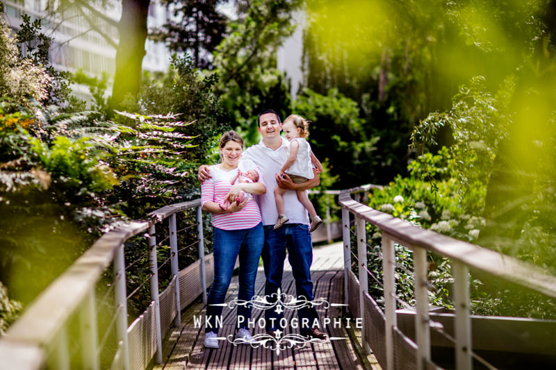 Photographe de maternité à Paris - séance photo en famille dans un parc à Paris