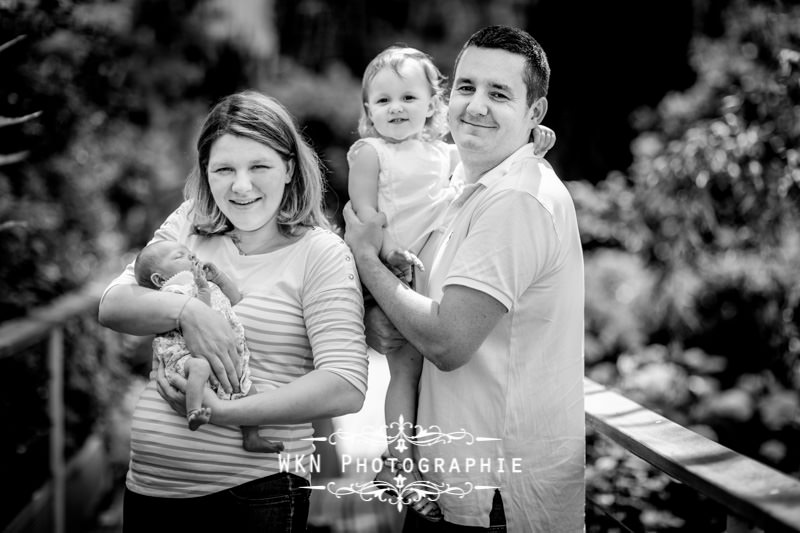 Photographe de maternité à Paris - séance photo en famille dans un parc à Paris