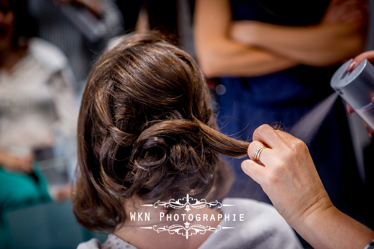 Photographe de mariage à Paris - les préparatifs de la mariée chez le coiffeur