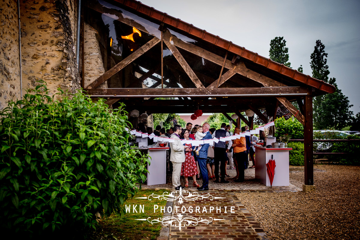 Photographe de mariage à Paris - le vin d'honneur et les photos de couple sous la pluie à la Vallée aux Pages