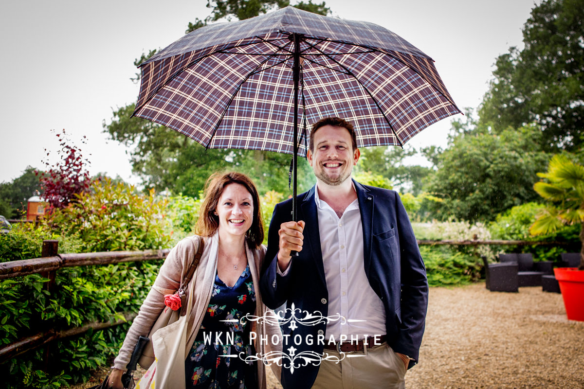 Photographe de mariage à Paris - le vin d'honneur et les photos de couple sous la pluie à la Vallée aux Pages