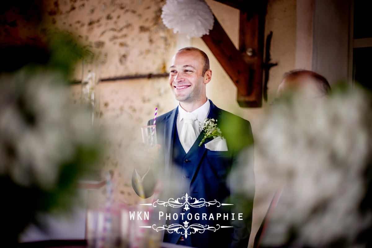 Photographe de mariage à Paris - le vin d'honneur et les photos de couple sous la pluie à la Vallée aux Pages