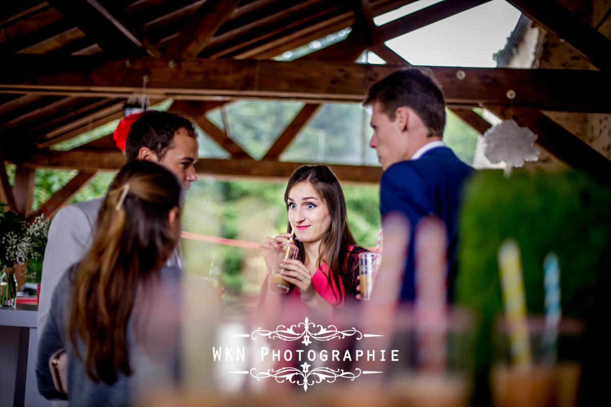 Photographe de mariage à Paris - le vin d'honneur et les photos de couple sous la pluie à la Vallée aux Pages