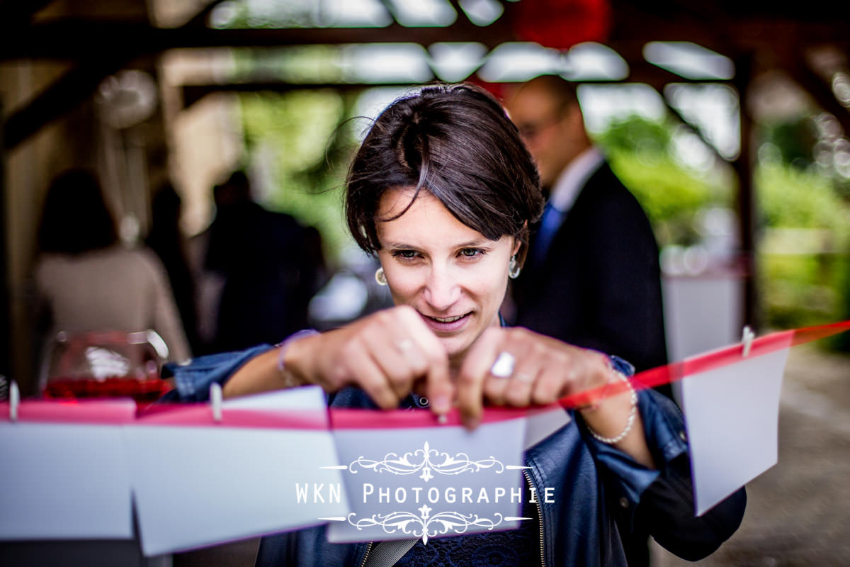 Photographe de mariage à Paris - le vin d'honneur et les photos de couple sous la pluie à la Vallée aux Pages