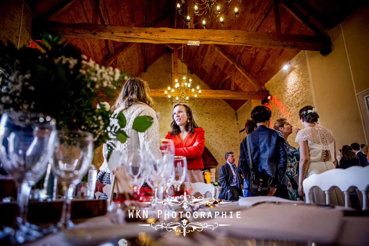 Photographe de mariage à Paris - le vin d'honneur et les photos de couple sous la pluie à la Vallée aux Pages