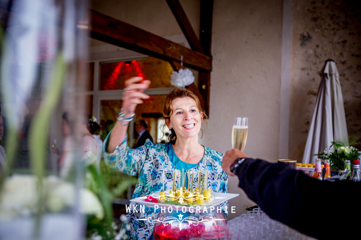 Photographe de mariage à Paris - le vin d'honneur et les photos de couple sous la pluie à la Vallée aux Pages