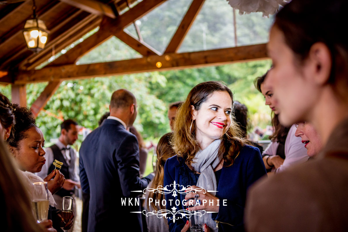 Photographe de mariage à Paris - le vin d'honneur et les photos de couple sous la pluie à la Vallée aux Pages