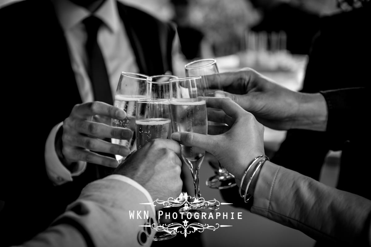 Photographe de mariage à Paris - le vin d'honneur et les photos de couple sous la pluie à la Vallée aux Pages