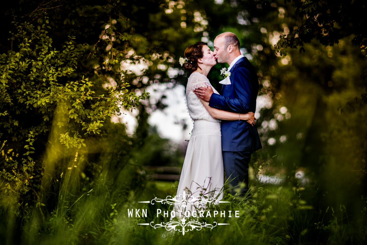 Photographe de mariage à Paris - le vin d'honneur et les photos de couple sous la pluie à la Vallée aux Pages