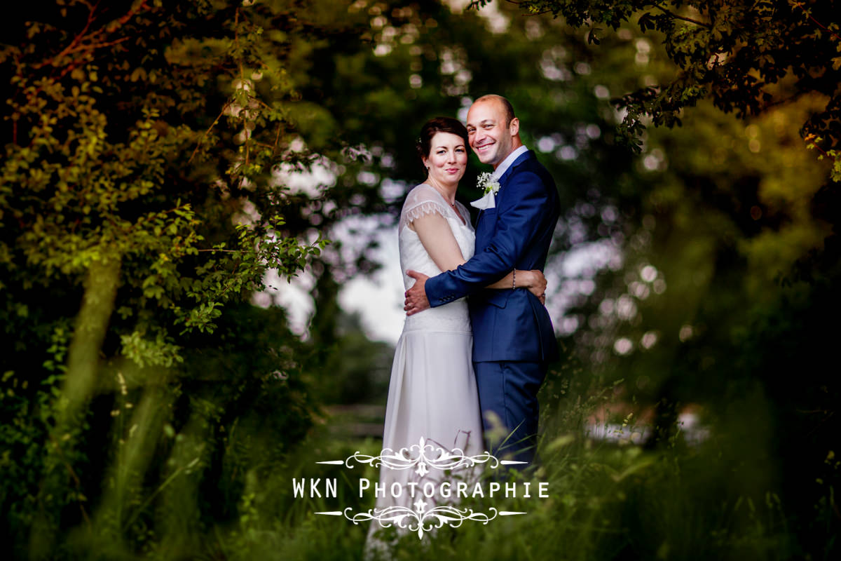 Photographe de mariage à Paris - le vin d'honneur et les photos de couple sous la pluie à la Vallée aux Pages