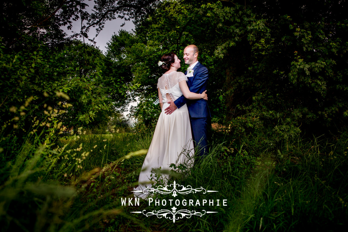 Photographe de mariage à Paris - le vin d'honneur et les photos de couple sous la pluie à la Vallée aux Pages