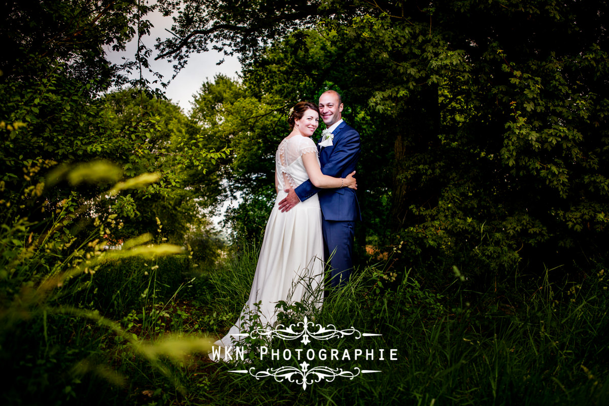 Photographe de mariage à Paris - le vin d'honneur et les photos de couple sous la pluie à la Vallée aux Pages