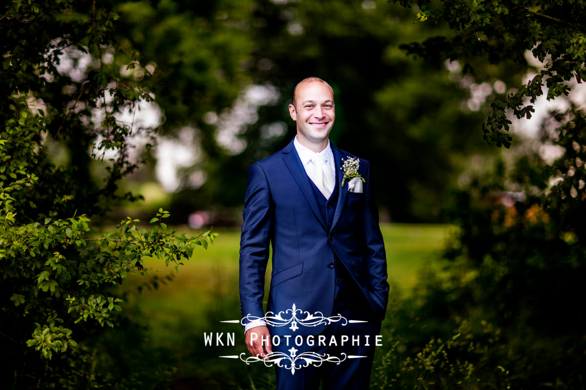 Photographe de mariage à Paris - le vin d'honneur et les photos de couple sous la pluie à la Vallée aux Pages