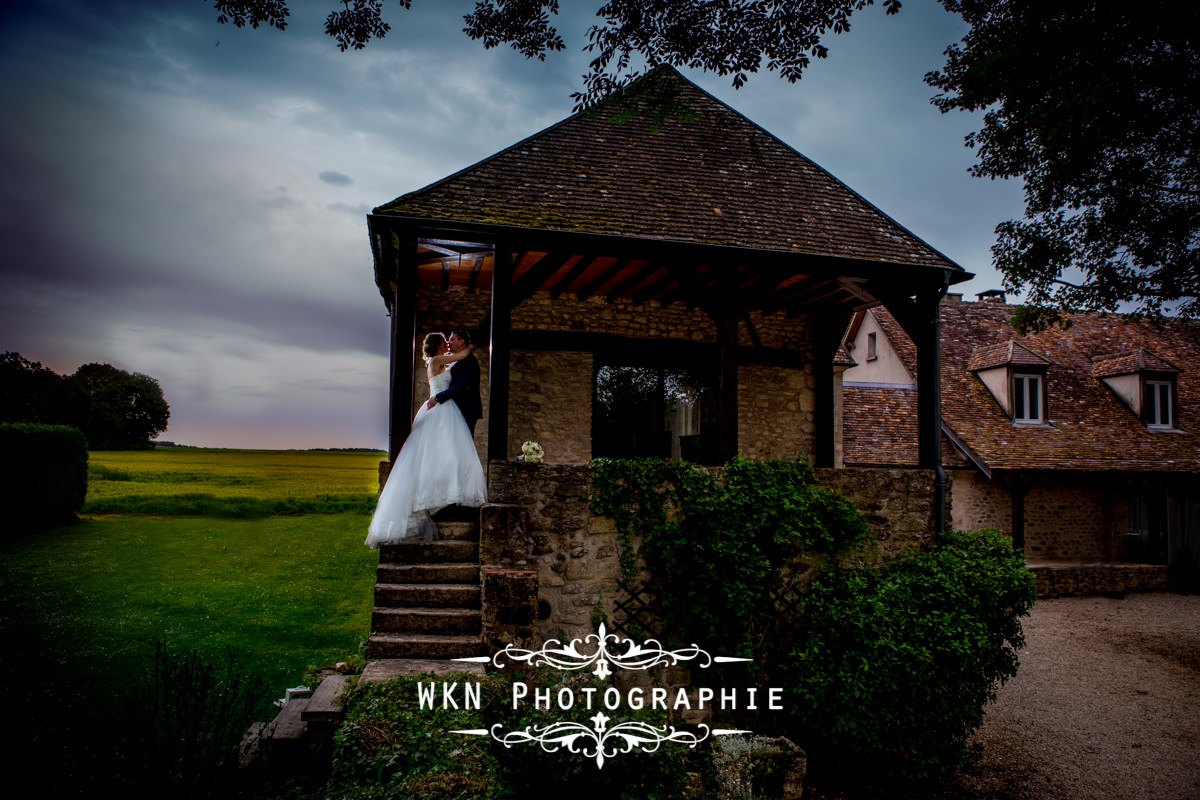 Photographe de mariage à Paris - les photos de couple au Domaine de Velanne-le-Bois