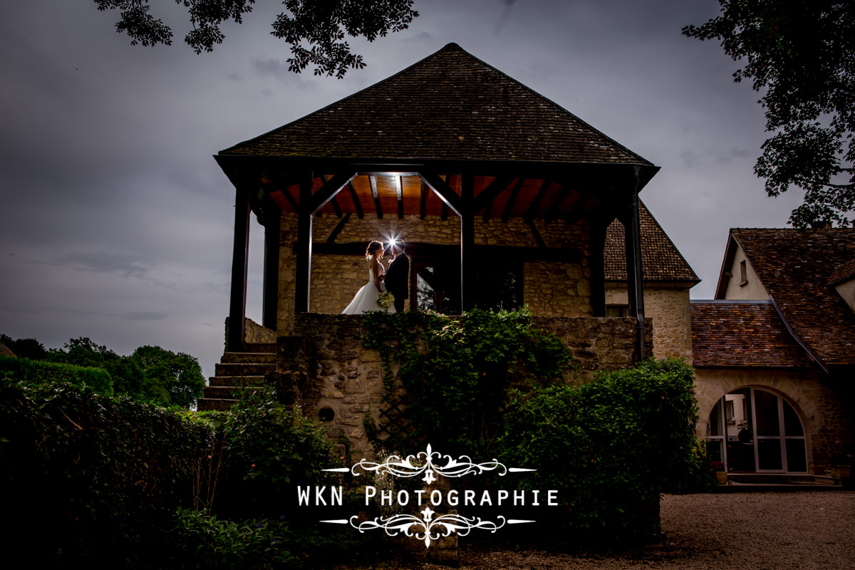 Photographe de mariage à Paris - les photos de couple au Domaine de Velanne-le-Bois