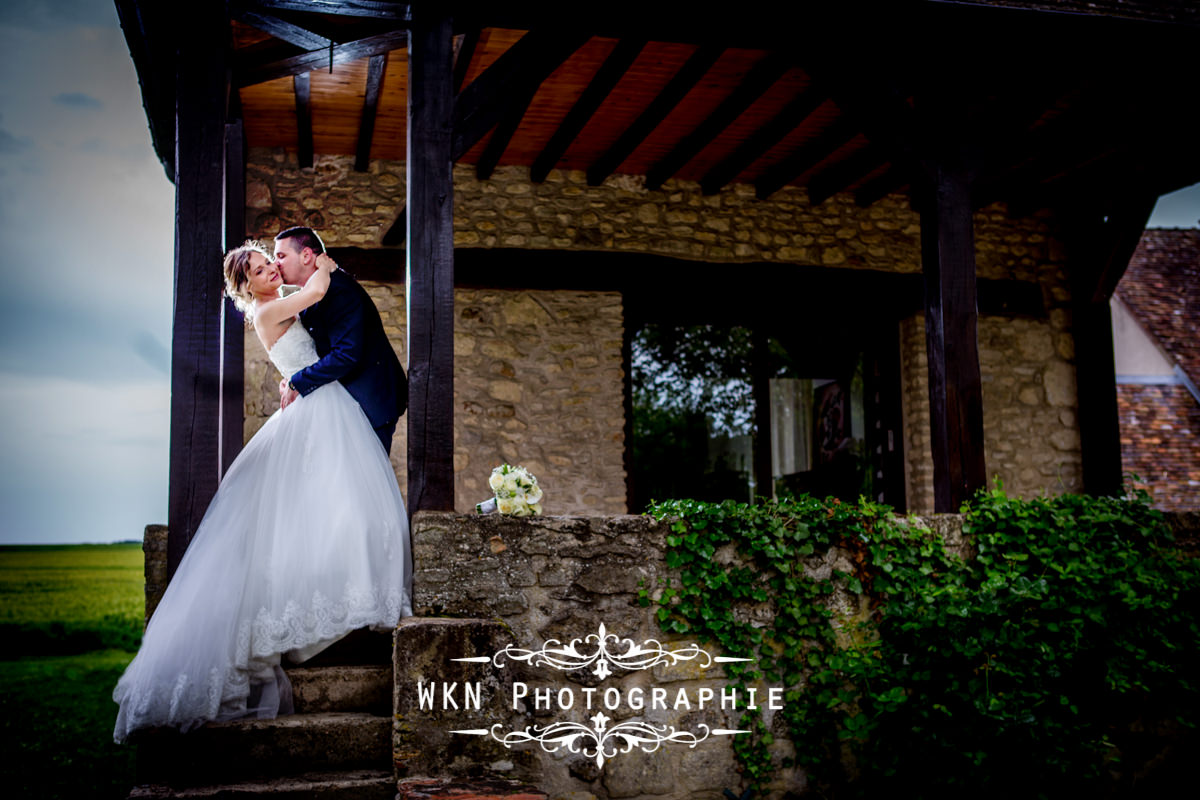 Photographe de mariage à Paris - les photos de couple au Domaine de Velanne-le-Bois