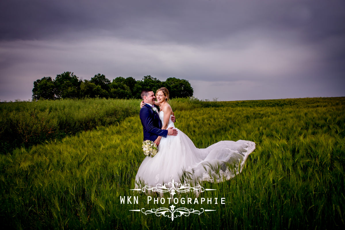 Photographe de mariage à Paris - les photos de couple au Domaine de Velanne-le-Bois