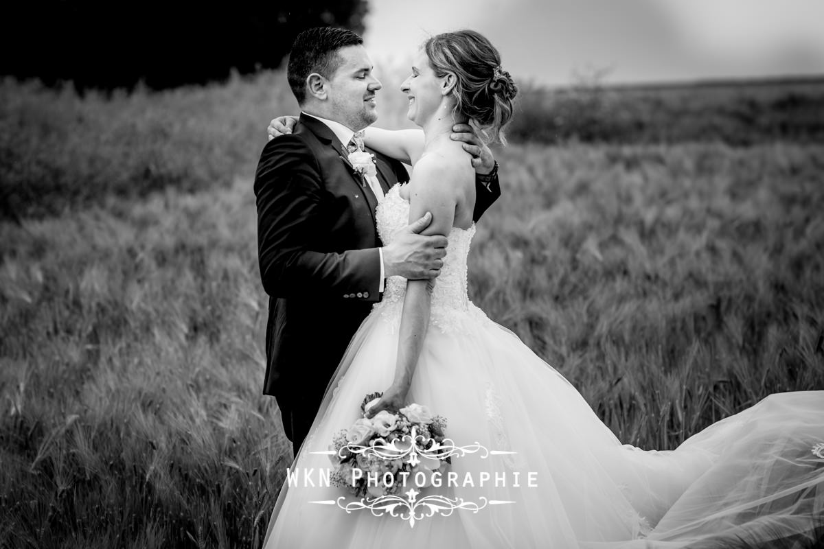 Photographe de mariage à Paris - les photos de couple au Domaine de Velanne-le-Bois