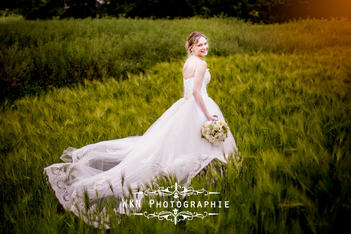 Photographe de mariage à Paris - les photos de couple au Domaine de Velanne-le-Bois