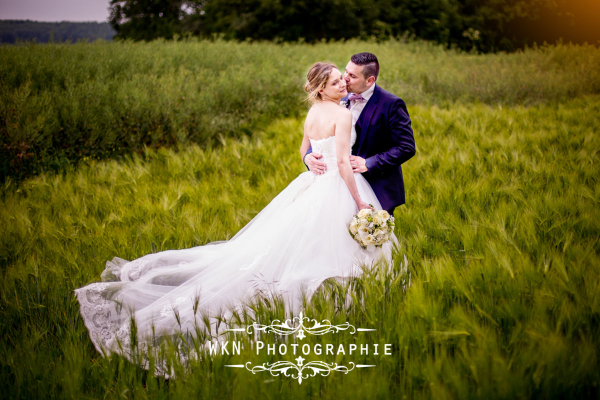 Photographe de mariage à Paris - les photos de couple au Domaine de Velanne-le-Bois