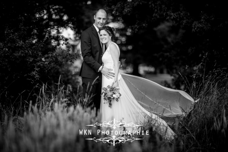 Photographe de mariage - seance photo de couple au coucher du soleil dans les jardins de la Vallee aux Pages