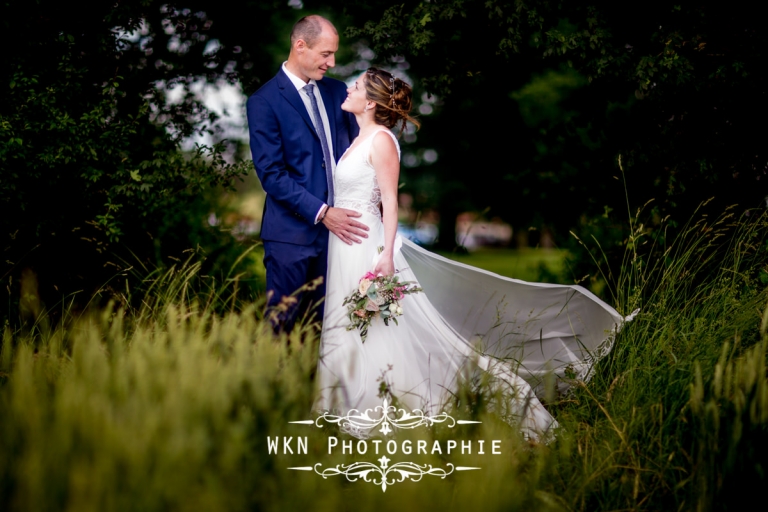 Photographe de mariage - seance photo de couple au coucher du soleil dans les jardins de la Vallee aux Pages