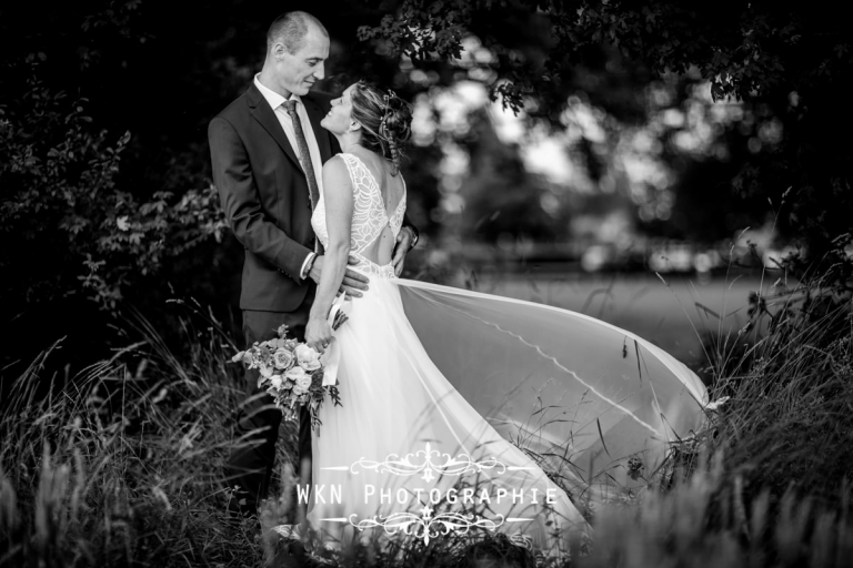 Photographe de mariage - seance photo de couple au coucher du soleil dans les jardins de la Vallee aux Pages