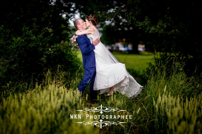 Photographe de mariage - seance photo de couple au coucher du soleil dans les jardins de la Vallee aux Pages