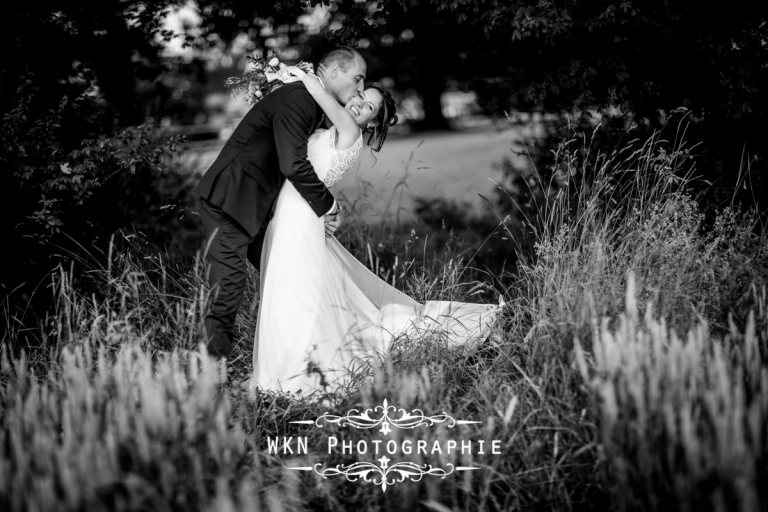 Photographe de mariage - seance photo de couple au coucher du soleil dans les jardins de la Vallee aux Pages
