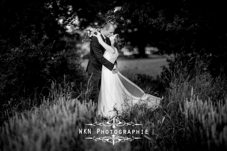 Photographe de mariage - seance photo de couple au coucher du soleil dans les jardins de la Vallee aux Pages