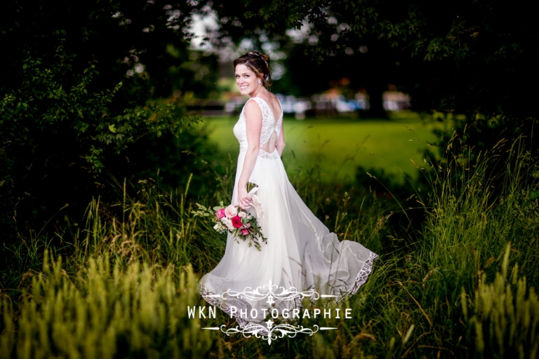 Photographe de mariage - seance photo de couple au coucher du soleil dans les jardins de la Vallee aux Pages