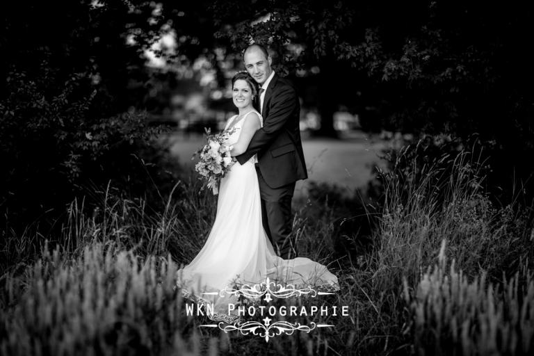 Photographe de mariage - seance photo de couple au coucher du soleil dans les jardins de la Vallee aux Pages