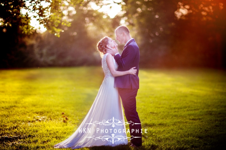 Photographe de mariage - seance photo de couple au coucher du soleil dans les jardins de la Vallee aux Pages