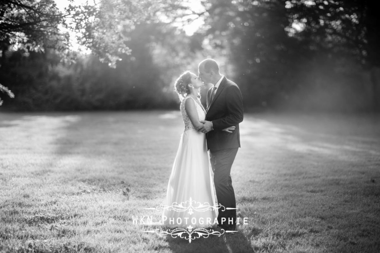 Photographe de mariage - seance photo de couple au coucher du soleil dans les jardins de la Vallee aux Pages
