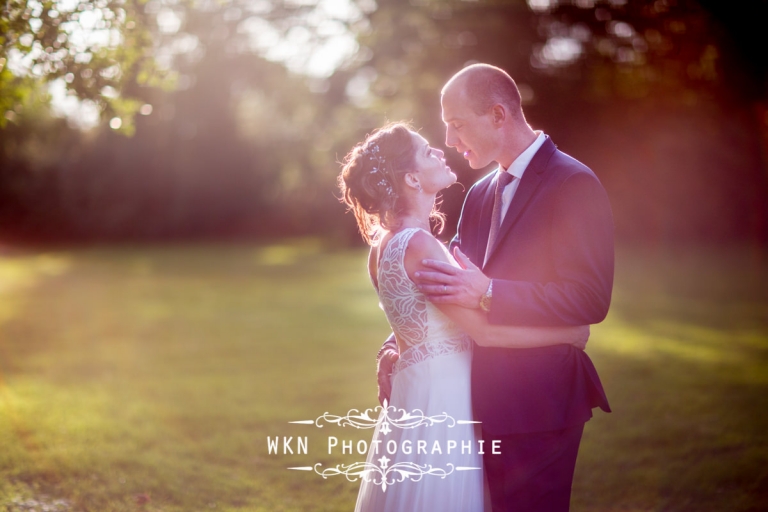 Photographe de mariage - seance photo de couple au coucher du soleil dans les jardins de la Vallee aux Pages