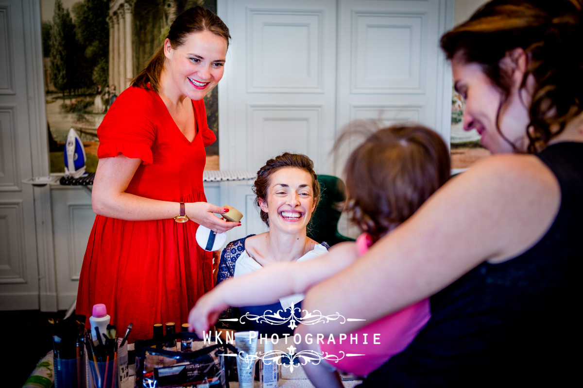 Photographe de mariage bourgogne - Preparatifs de la mariee au chateau de Saulon