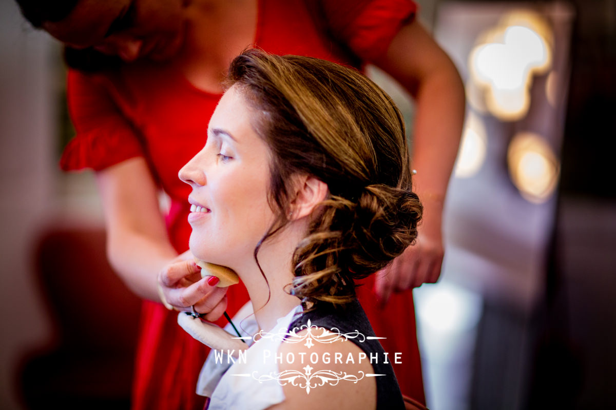 Photographe de mariage bourgogne - Preparatifs de la mariee au chateau de Saulon