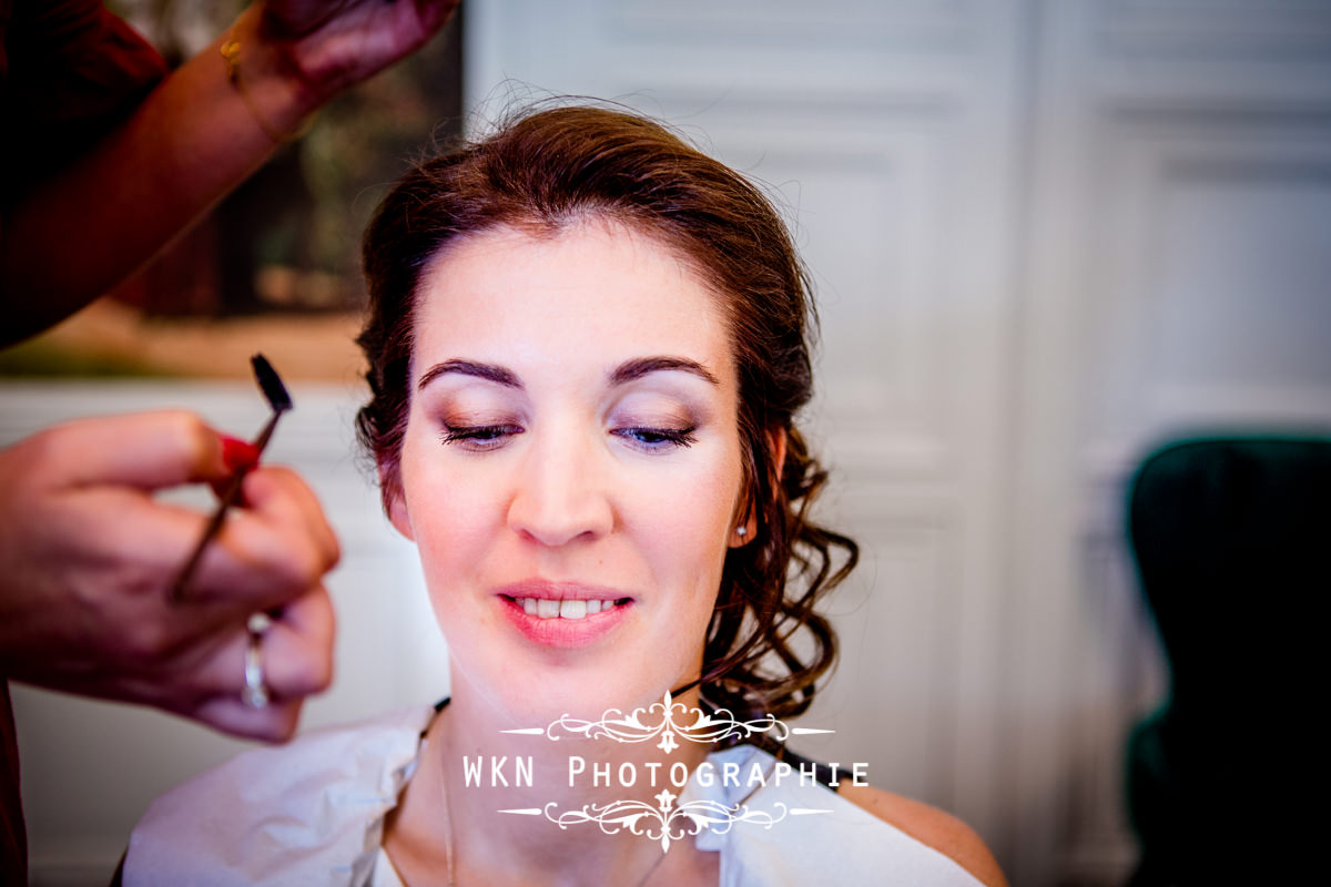 Photographe de mariage bourgogne - Preparatifs de la mariee au chateau de Saulon