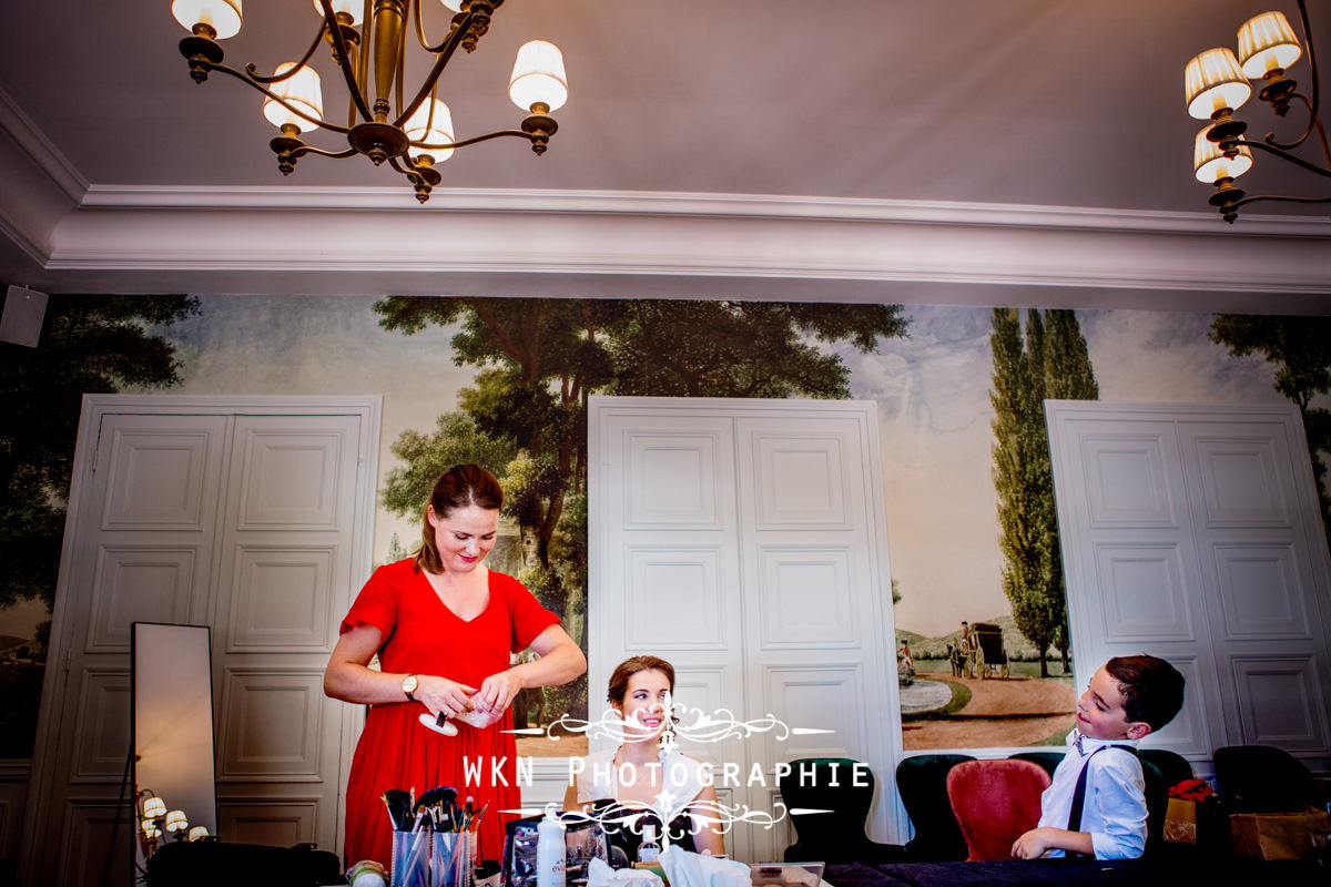 Photographe de mariage bourgogne - Preparatifs de la mariee au chateau de Saulon