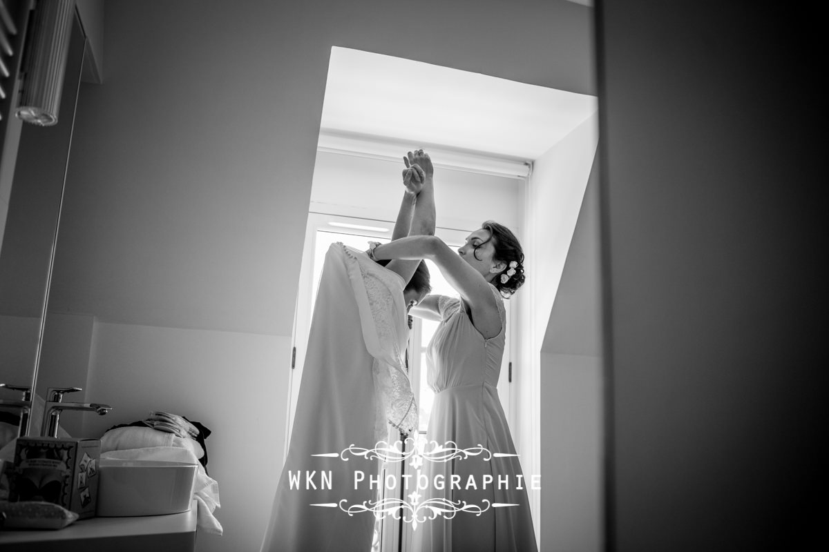 Photographe de mariage bourgogne - Preparatifs de la mariee au chateau de Saulon