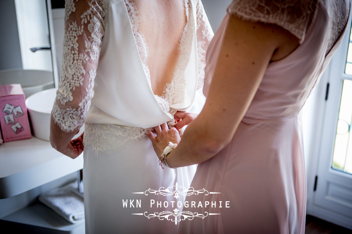 Photographe de mariage bourgogne - Preparatifs de la mariee au chateau de Saulon