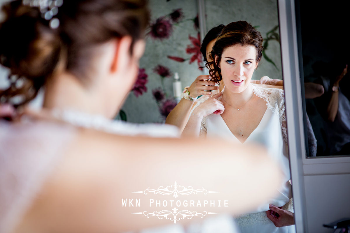 Photographe de mariage bourgogne - Preparatifs de la mariee au chateau de Saulon