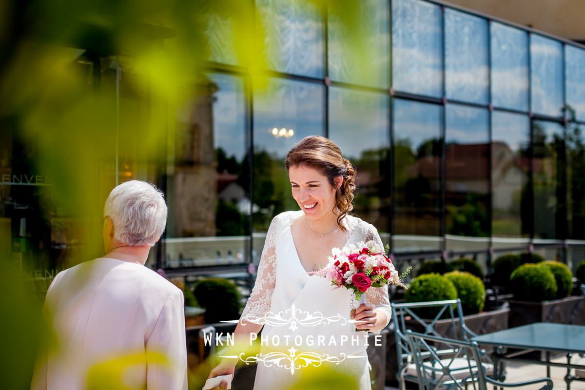 Photographe de mariage bourgogne - premier regard au chateau de Saulon